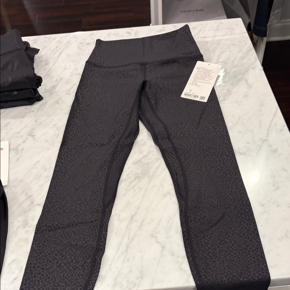 Lululemon Athletica Align HR Crop 23" in Black - Size 4 - Picture 2 of 4